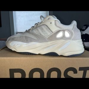 Yeezy 700 analog size 11 og